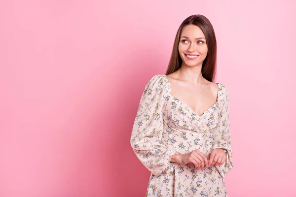 Foto portrét usmívající se dívka v šatech hledá prázdný prostor izolované pastelové růžové barvy pozadí — Stock fotografie
