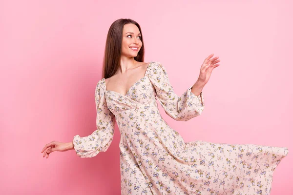 Foto porträtt leende flicka kasta blommig klänning ser tomt utrymme isolerad pastell rosa färg bakgrund — Stockfoto