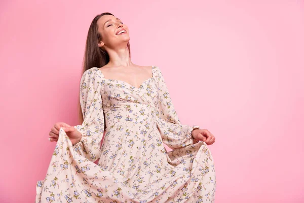 Portrait photo fille souriante portant robe florale rire heureux isolé fond de couleur rose pastel — Photo
