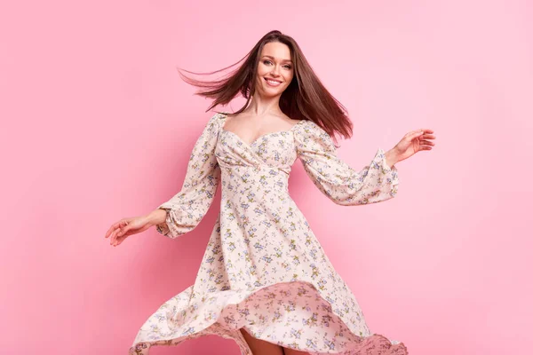 写真肖像画笑顔女の子ダンスで印刷されたドレスでパーティー孤立したパステルピンク色背景 — ストック写真