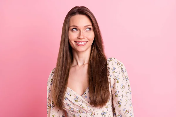 Foto retrato hermosa chica usando bastante impreso vestido de ensueño buscando espacio en blanco aislado pastel rosa color fondo — Foto de Stock