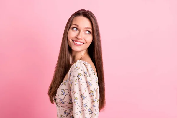 Zdjęcie portret piękna dziewczyna w sukience uśmiechnięta na wiosnę patrząc puste miejsce odizolowane pastelowy różowy kolor tło — Zdjęcie stockowe