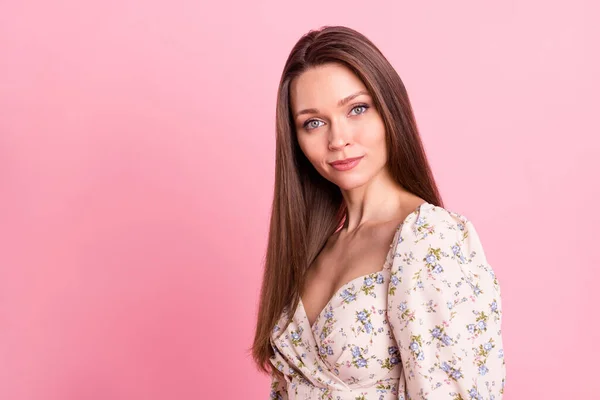 Photo portrait beautiful girl wearing casual outfit isolated pastel pink color background copyspace — Stock Photo, Image