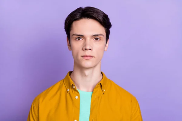 Zdjęcie poważnego brunet młody człowiek nosić brązową koszulę izolowane na fioletowym tle — Zdjęcie stockowe