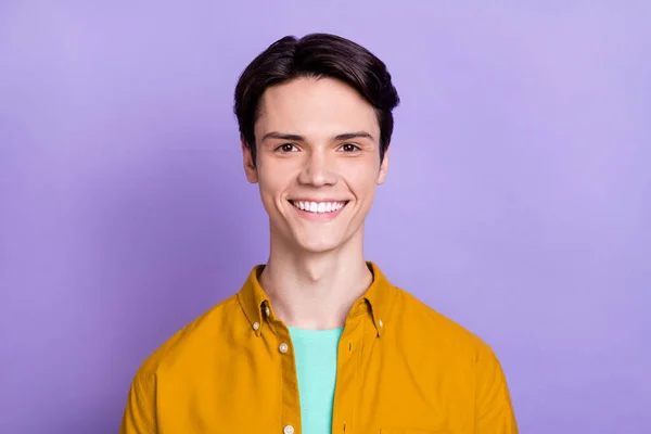 Fénykép a fiatal vidám férfi boldog pozitív mosoly magabiztos intelligens viselni alkalmi ing elszigetelt felett lila színű háttér — Stock Fotó