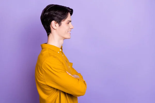 Profil côté photo de jeune homme heureux sourire positif mains pliées regarder espace vide isolé sur fond de couleur violette — Photo