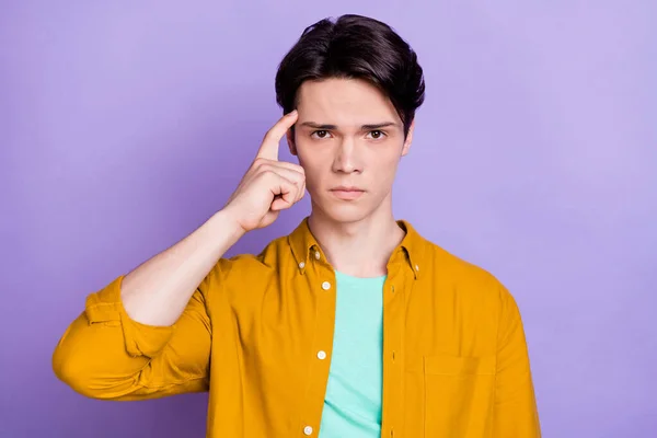 Zdjęcie młodego człowieka dotyk palca głowa oskarżyć głupią winę myśleć izolowane nad fioletowym tle koloru — Zdjęcie stockowe