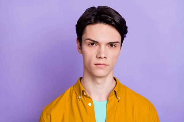 Fotografie mladého pohledného muže vážné sebevědomí soustředěný klid izolované přes fialové barvy pozadí — Stock fotografie