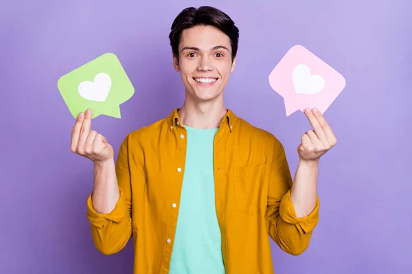 Foto do jovem feliz sorriso positivo segurar ícone de reação blogger post comentário usuário isolado sobre fundo cor violeta — Fotografia de Stock