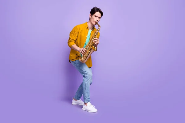 Foto de comprimento total do jovem feliz sorriso positivo jogar sax jazz artista isolado sobre fundo cor violeta — Fotografia de Stock