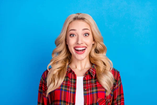 Komik sarı saç modeli milenyum bayan kahkahası fotoğrafı mavi arka planda izole edilmiş kırmızı gömlek giy — Stok fotoğraf