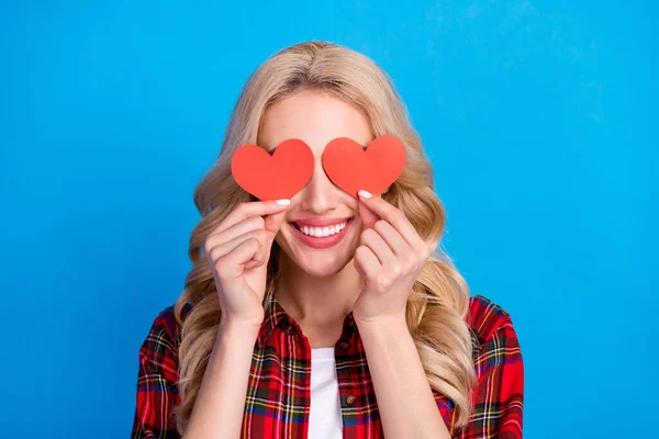 Foto de adorável encantador jovem senhora usar camisa xadrez dois corações vermelhos fechar os olhos sorrindo isolado fundo de cor azul — Fotografia de Stock