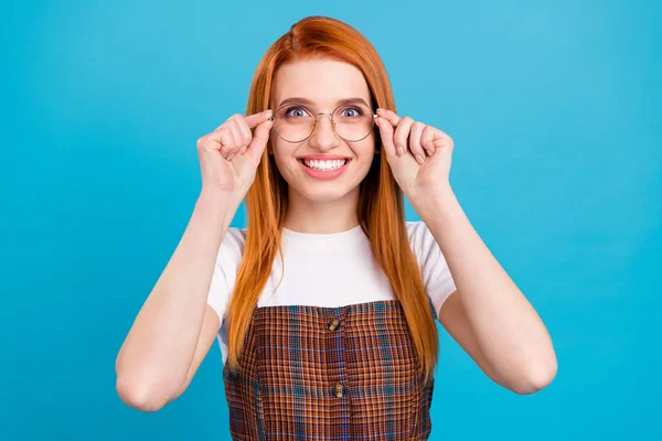 Foto van jonge aantrekkelijke school meisje gelukkig positieve glimlach handen aanraken bril slim geïsoleerd over blauwe kleur achtergrond — Stockfoto