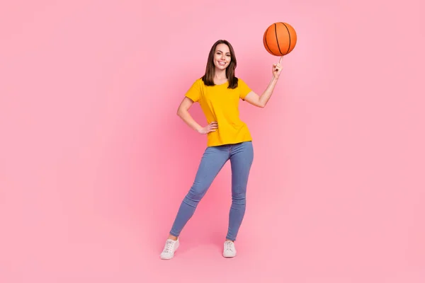 Foto corpo pieno di capelli castani giovane signora giocare baskerball indossare jeans t-shirt isolato su sfondo di colore rosa — Foto Stock