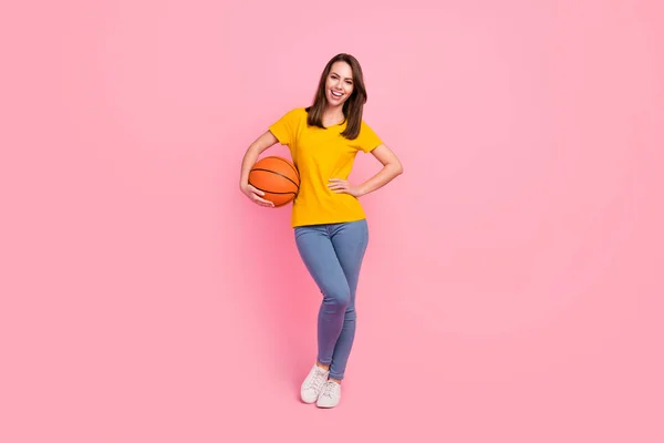 Foto di eccitato bella giovane signora indossare giallo t-shirt pronto giocare a basket isolato colore rosa sfondo — Foto Stock