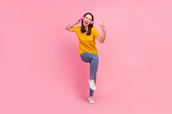 원문 기사보기 미국 뉴욕의 한 여성 이 핑크 색 배경에 고립된 헤드폰 노란색 티셔츠 청바지를 입고 있는 사진 이 공개됐다. — 스톡 사진