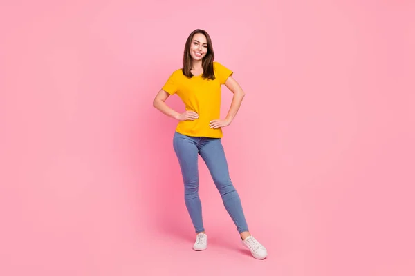 Foto de longitud completa de cabello moreno Milenial lady stand usar jeans camiseta aislada sobre fondo de color rosa —  Fotos de Stock