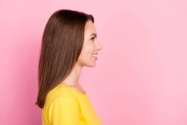 Φωτογραφία από λαμπερό γοητευτικό νεαρή κοπέλα φορούν κίτρινο t-shirt χαμογελώντας αναζητούν κενό χώρο απομονωμένο ροζ φόντο χρώμα — Φωτογραφία Αρχείου