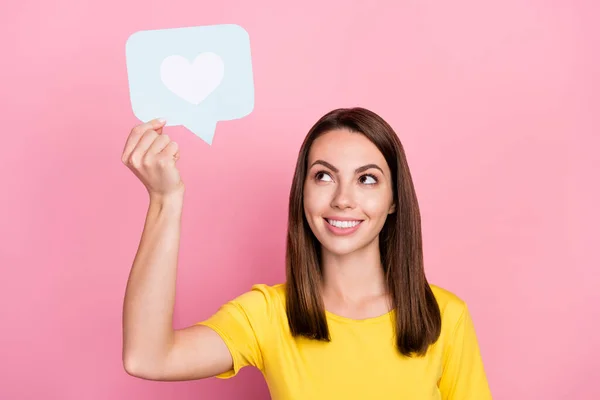 Foto di carino bruna capelli millenaria signora tenere come indossare giallo t-shirt isolato su sfondo di colore rosa — Foto Stock