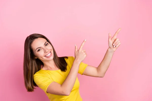 Zdjęcie śmieszne uroczy młoda dama nosić żółty t-shirt uśmiechnięty wskazując dwa palce puste miejsce odizolowane różowy kolor tło — Zdjęcie stockowe