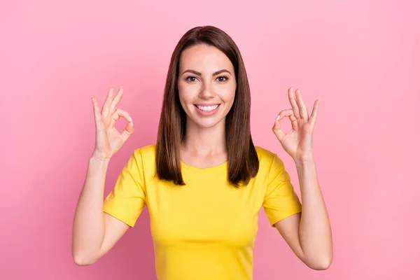멋진 갈색 머리의 사진, 젊은 숙녀가 분홍색 배경에 고립된 노란 티셔츠를 입고 있는 모습 — 스톡 사진