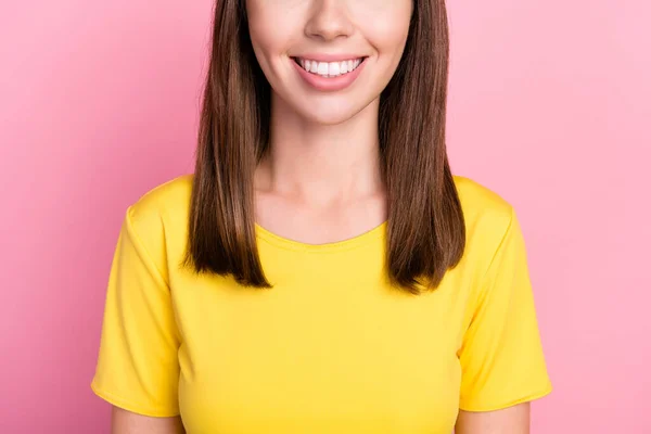 Foto av toothy strålande ung kvinna klädd gul t-shirt ler isolerad rosa färg bakgrund — Stockfoto