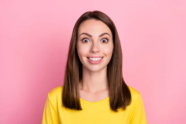 충격받은 젊은 여성의 사진노란 티셔츠를 입고 큰 눈으로 웃으며 핑크 색 배경 만 고립된 채찍은 사진 — 스톡 사진
