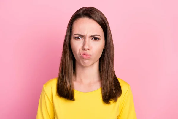 Foto de moody chateado jovem senhora desgaste amarelo t-shirt isolado cor-de-rosa fundo — Fotografia de Stock