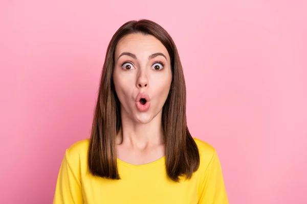 Foto di hooray bruna capelli giovane signora bocca aperta indossare giallo t-shirt isolato su sfondo rosa pastello — Foto Stock