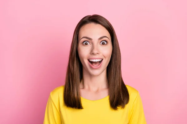 Foto di bella impressionato giovane donna vestito giallo t-shirt bocca aperta grandi occhi sorridente isolato colore rosa sfondo — Foto Stock