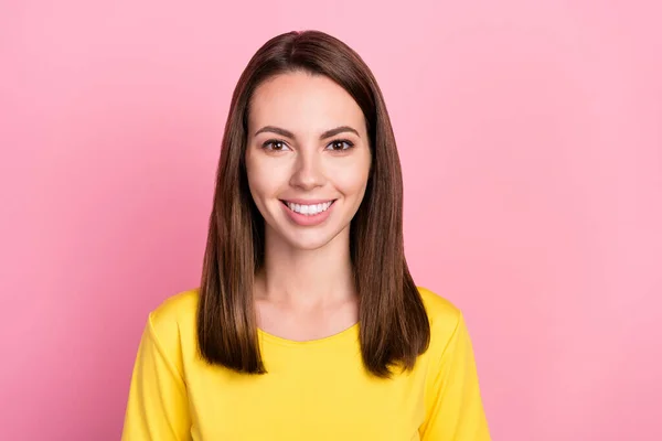 Foto av ganska brunett hår ung dam bära gul t-shirt isolerad på pastell rosa färg bakgrund — Stockfoto