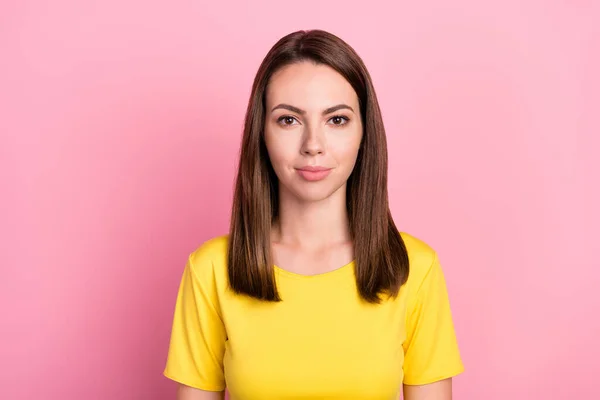 Foto de encantadora mulher bonita vestida t-shirt amarela smling isolado cor de fundo rosa — Fotografia de Stock