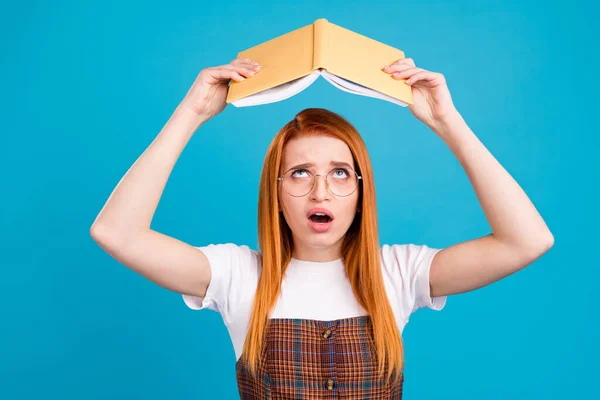 Foto des jungen Mädchens erstaunt schockiert überrascht aussehen Buch Wissen Materialien isoliert über blauen Farbhintergrund — Stockfoto