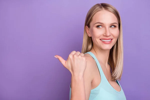 Foto retrato mujer rubia con traje casual que muestra el pulgar copyspace aislado pastel color púrpura fondo —  Fotos de Stock