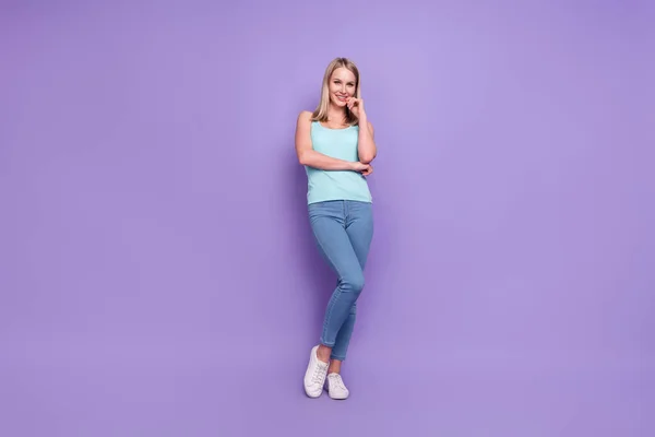 Lunghezza totale dimensioni del corpo foto donna bionda in abiti casual isolato colore viola pastello sfondo — Foto Stock
