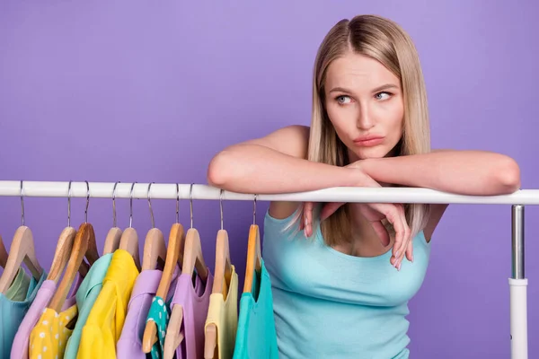 Foto portrét žena nudí na nákupy nemají peníze izolované pastel fialová barva pozadí — Stock fotografie