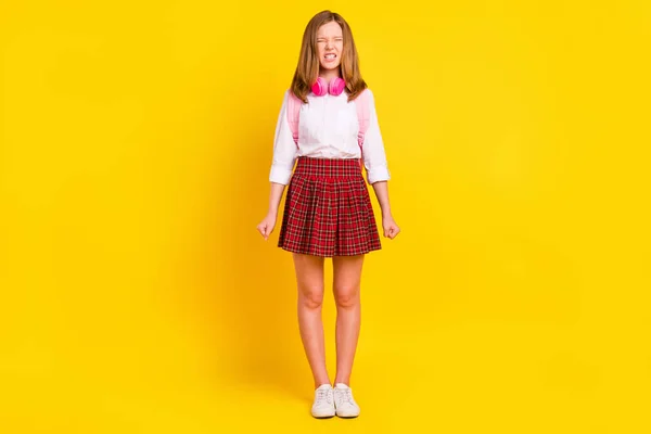 Foto de cuerpo completo de niña loca usar auriculares camisa falda bolso zapatillas aisladas sobre fondo amarillo —  Fotos de Stock
