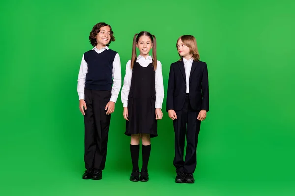 Повнометражний вигляд тіла привабливого веселого уроку групи школярів ізольований на яскраво-зеленому кольоровому фоні — стокове фото
