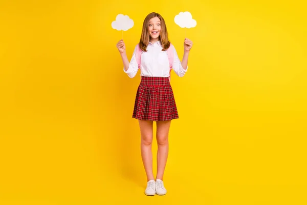 Foto de tamaño completo de niña impresionada con burbujas usar falda bolso zapatillas aisladas sobre fondo amarillo —  Fotos de Stock