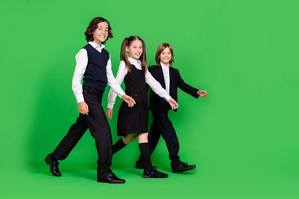 Foto de perfil de tamaño completo de los niños de niña agradable ir a usar uniforme de la escuela aislado sobre fondo verde — Foto de Stock