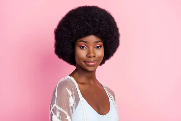 Foto de peinado corto dulce joven dama usar top blanco aislado sobre fondo de color rosa pastel — Foto de Stock