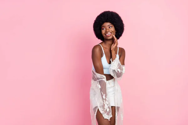Foto Porträt lockiges Mädchen lächelt überglücklich in weißen Top Shorts Umhang isoliert pastellrosa Farbe Hintergrund leeren Raum — Stockfoto