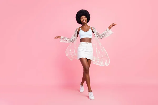 Foto in voller Größe beeindruckt Kurzhaarfrisur Millennial Dame tragen weiße Top Umhang Rock isoliert auf pastellrosa Hintergrund — Stockfoto