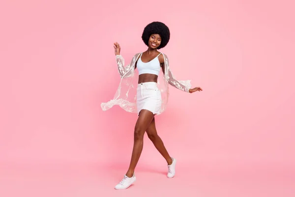 Full body profiel foto van koele korte kapsel millennial dame dragen witte top cape rok geïsoleerd op pastel roze kleur achtergrond — Stockfoto