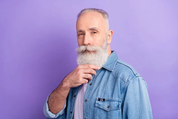 Photo of sweet thoughtful age gentleman wear jeans shirt smiling arm chin isolated violet color background — Foto Stock