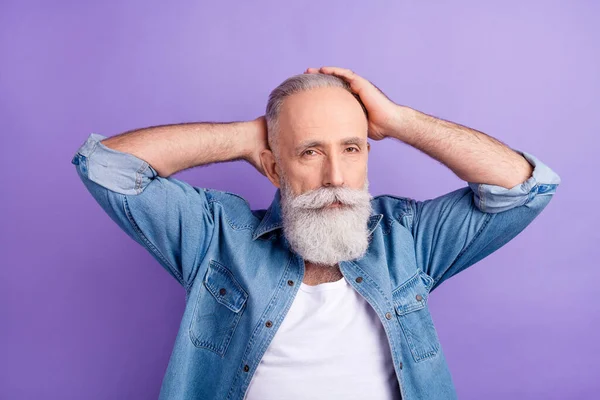 Photo of strong serious age gentleman wear jeans shirt arms head isolated violet color background — Foto de Stock