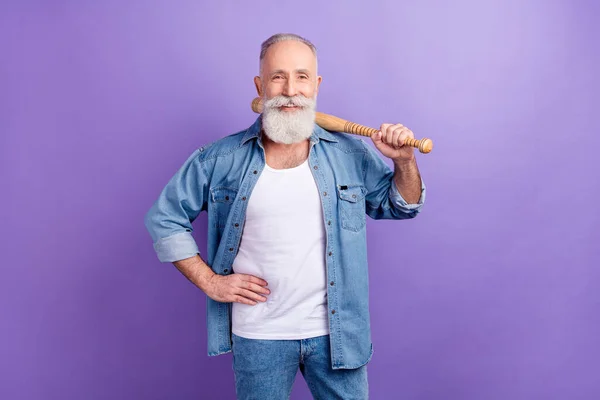 Photo of pretty strong mature man dressed denim outfit smiling holding bit arm waist delivery isolated purple color background — Stok fotoğraf
