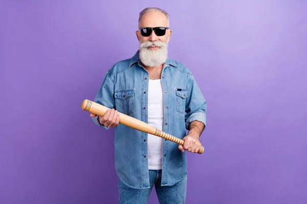 Photo of aged man happy positive smile hold baseball bat wear sunglass isolated over purple color background — Stock Photo, Image