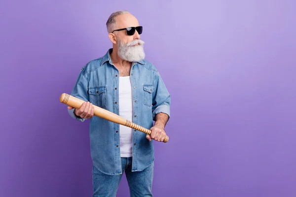 Photo of aged man look empty space hold baseball bat play game isolated over violet color background — Photo
