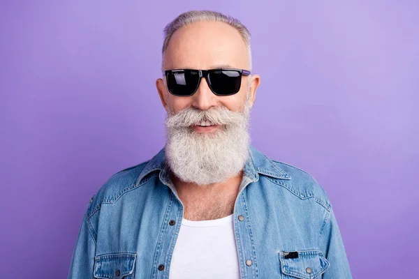 Photo of handsome aged man happy positive smile wear sunglass isolated over violet color background — Stock Photo, Image
